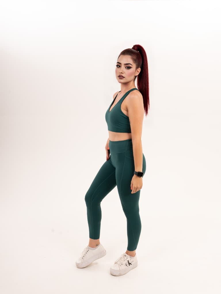 Model in a green sports bra and leggings, side view – Variant 2