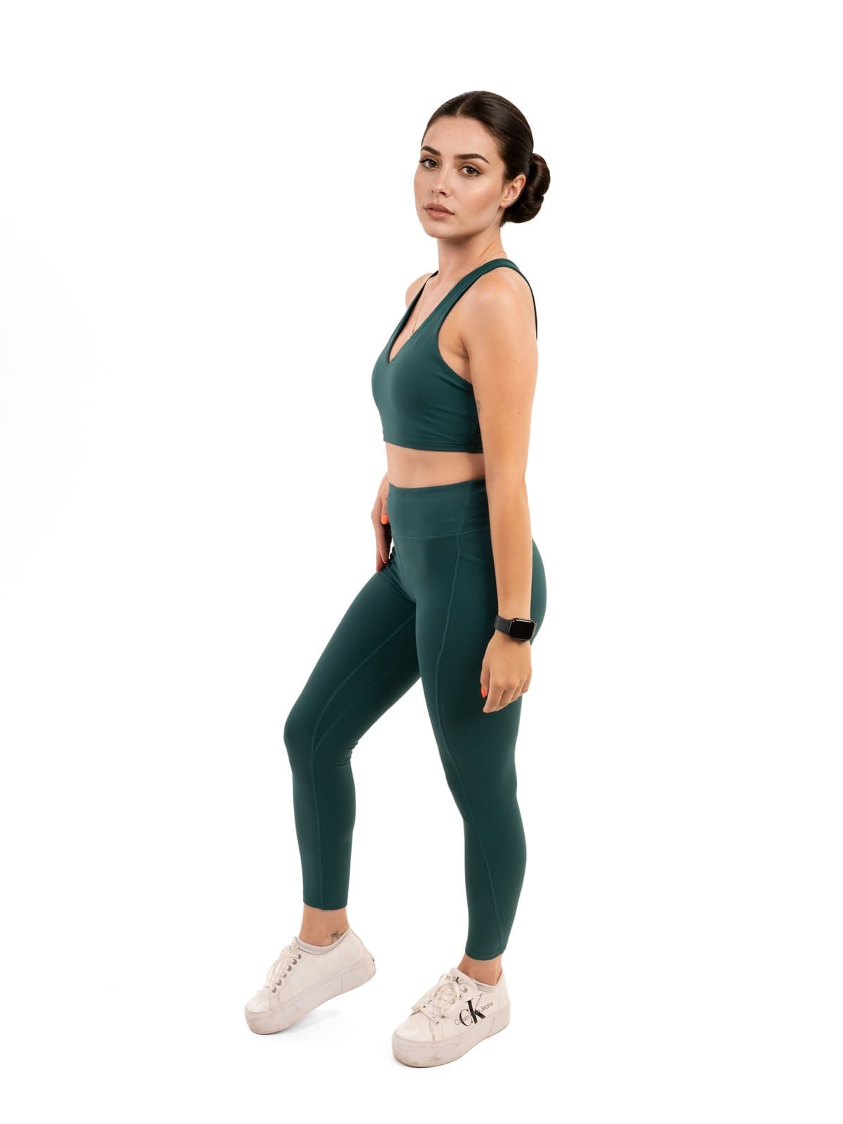 Modell zöld sportmelltartóban és leggingsben, oldalról – Változat 1