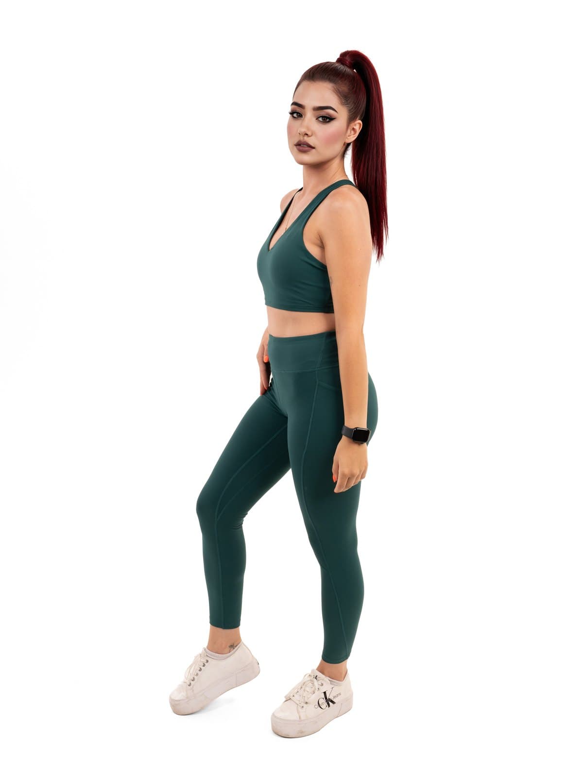 Modell zöld sportmelltartóban és leggingsben, oldalról – Változat 2