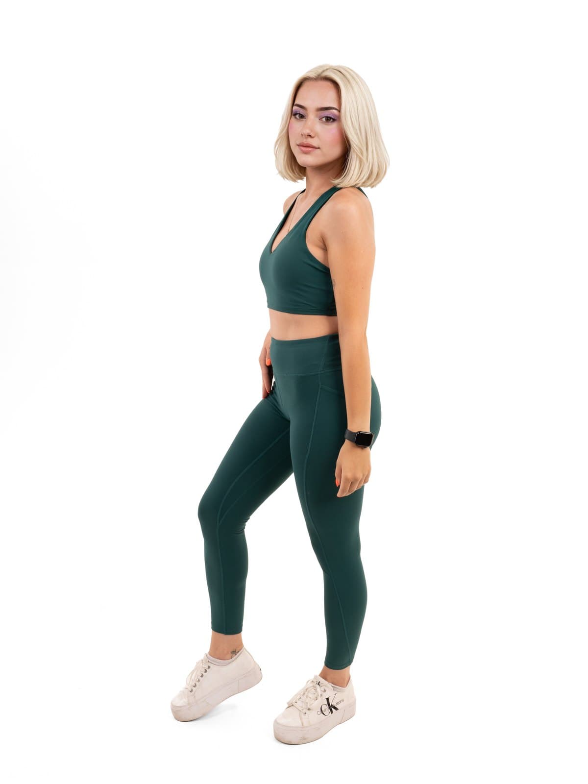 Modell zöld sportmelltartóban és leggingsben, oldalról – Változat 3