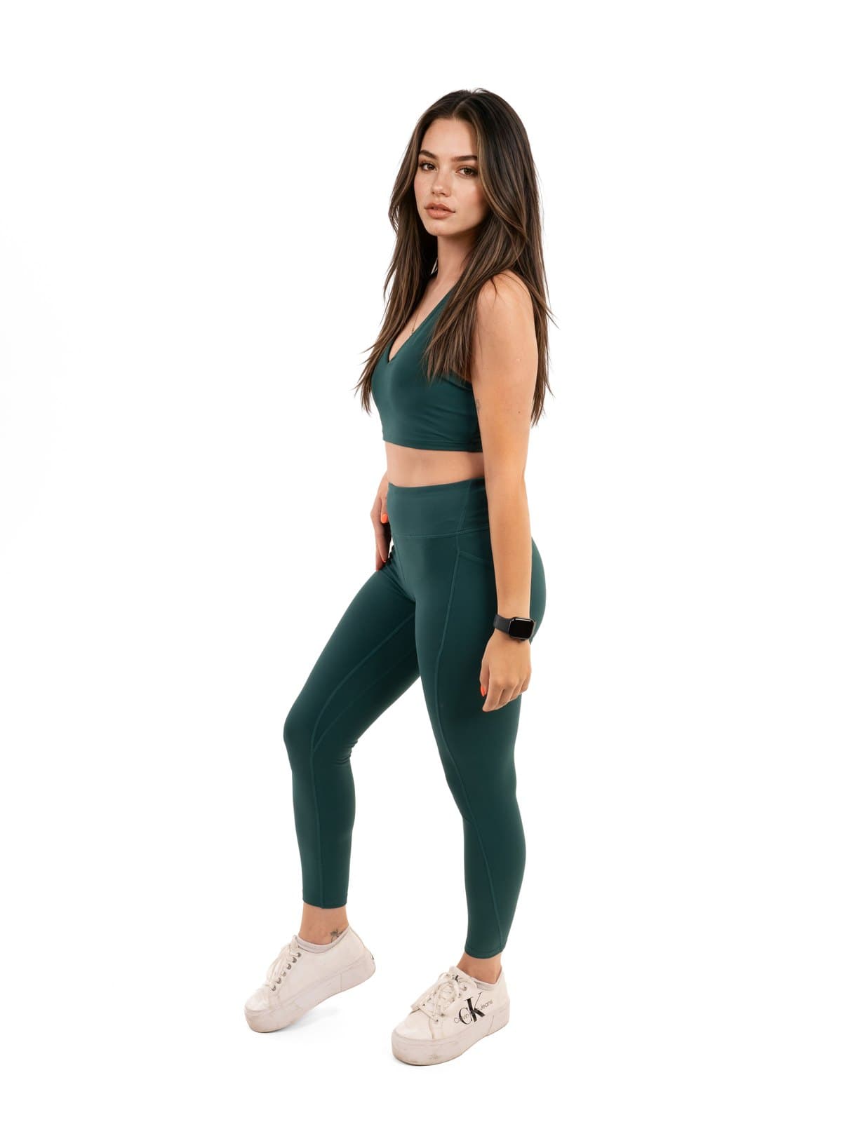 Modell zöld sportmelltartóban és leggingsben, oldalról – Változat 4